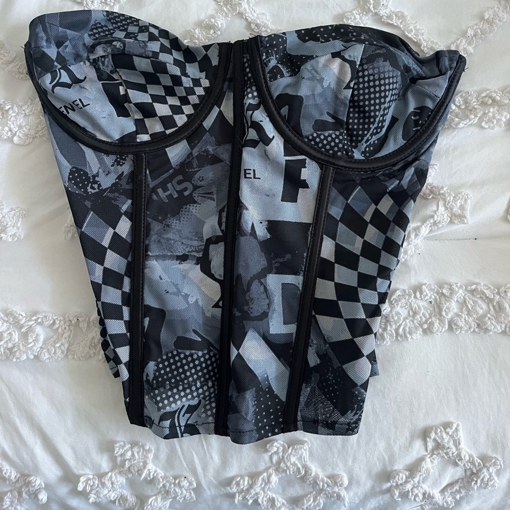 Never worn Edikted going out top corset fit with zipper 💜